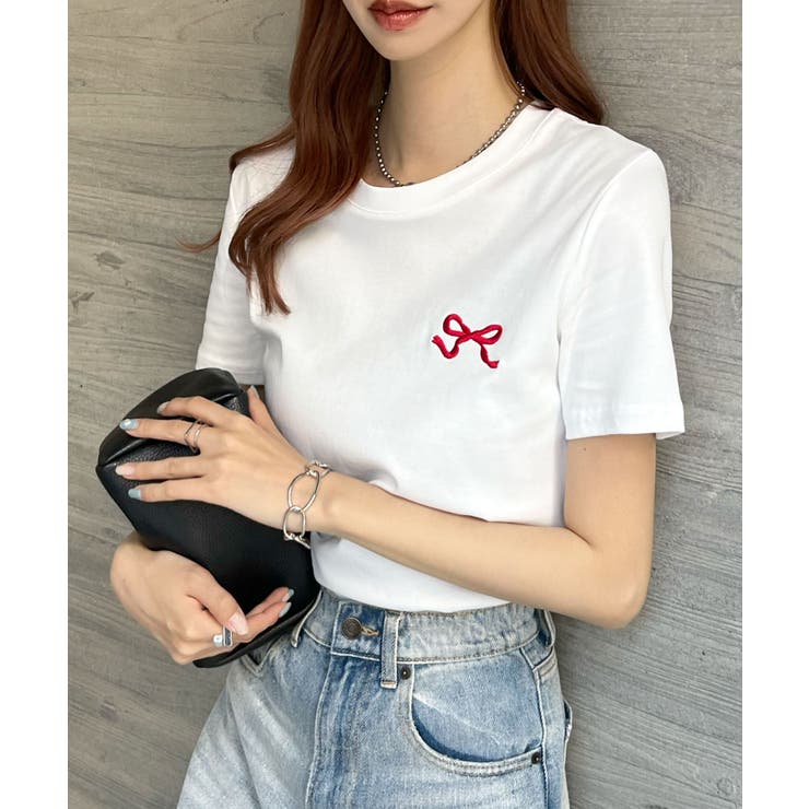 ホワイト長袖Tシャツ 赤いリボン刺繍 さりげないリボンがかわいい！》ワンポイントリボン刺繍Tシャツ[品番