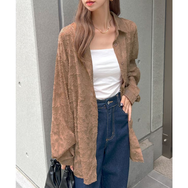 大人っぽく着こなす主役アイテム。ジャガードフラワーシアー