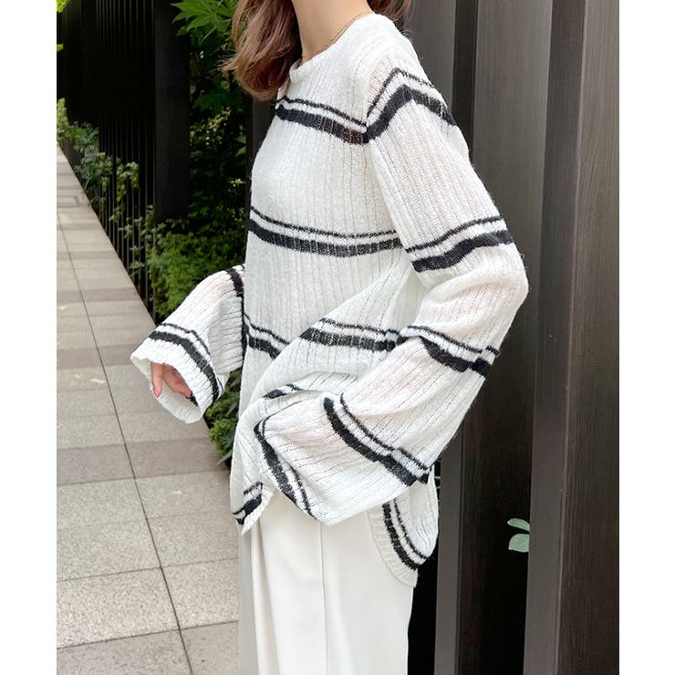 マルチなボーダーが印象的。ボーダー柄ロングシアーニット