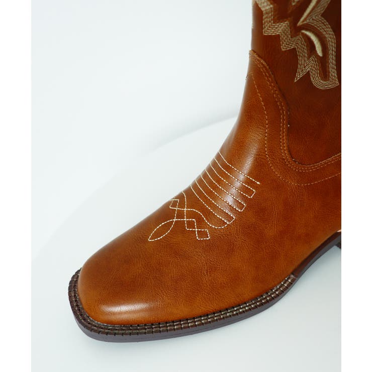 ヴィンテージっぽさもある雰囲気。刺繍太ヒールウエスタンショート