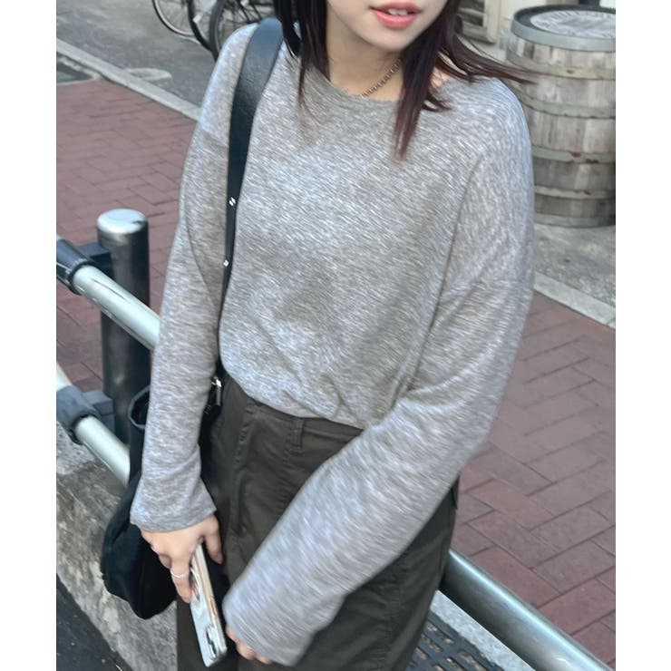 グレー