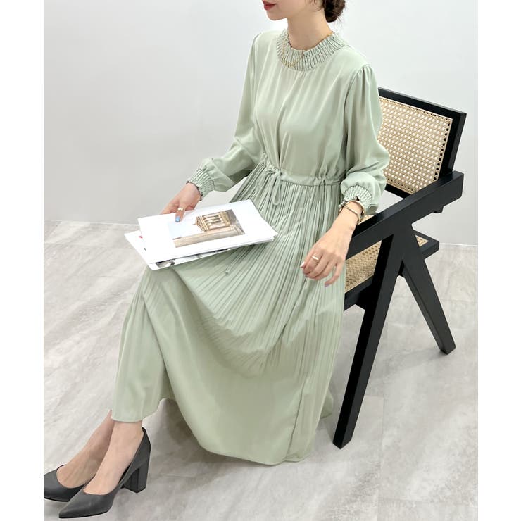 軽やかに揺れる上品なシルエット。シフォンプリーツロングワンピース