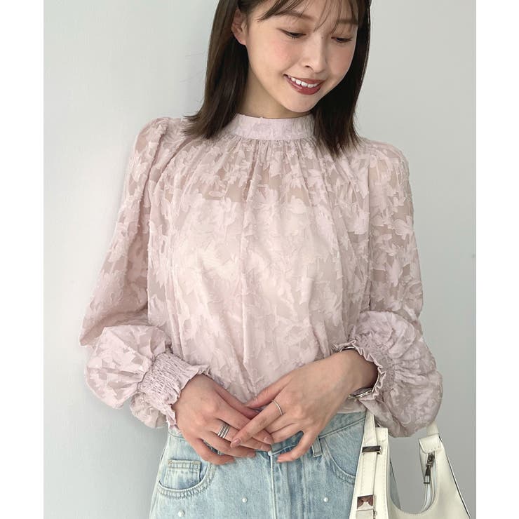 美しく魅力溢れる大人トップス。ジャガードフラワーバルーン