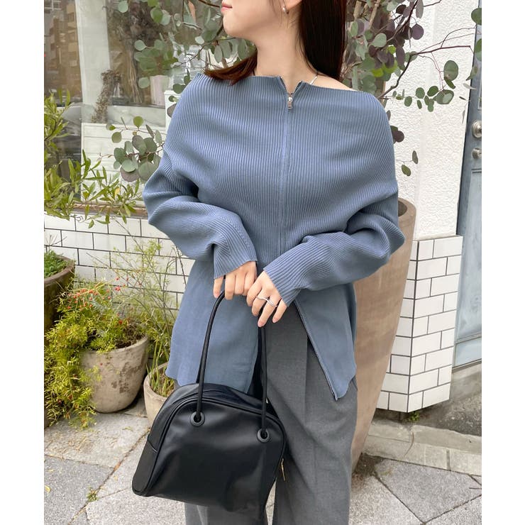 華奢見え効果の大人サマートップス。オフショルジップニット