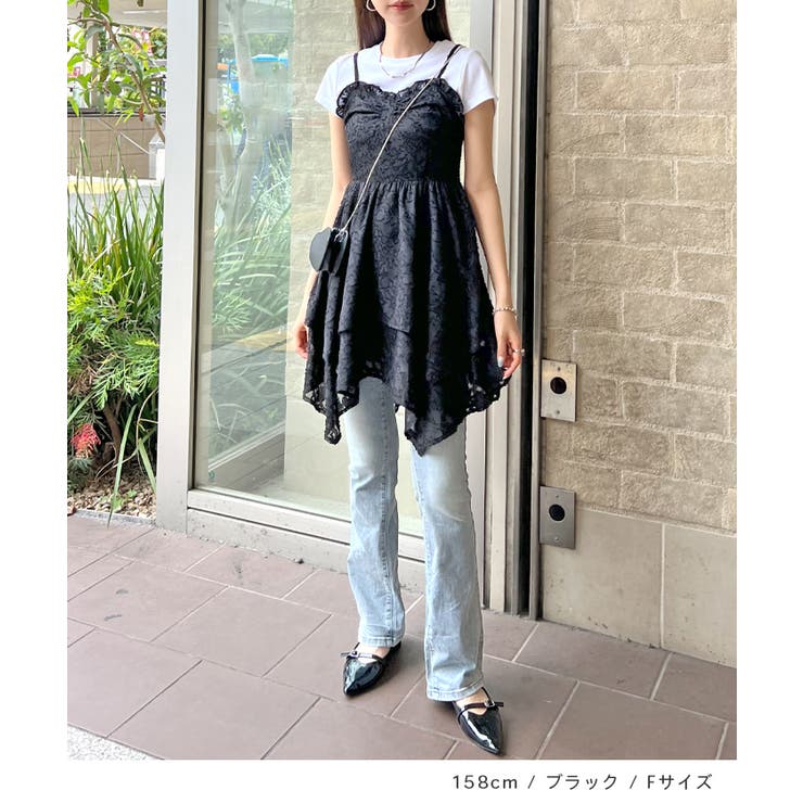軽やかな動きを生み出す。ジャガードフラワーアシメ裾キャミ