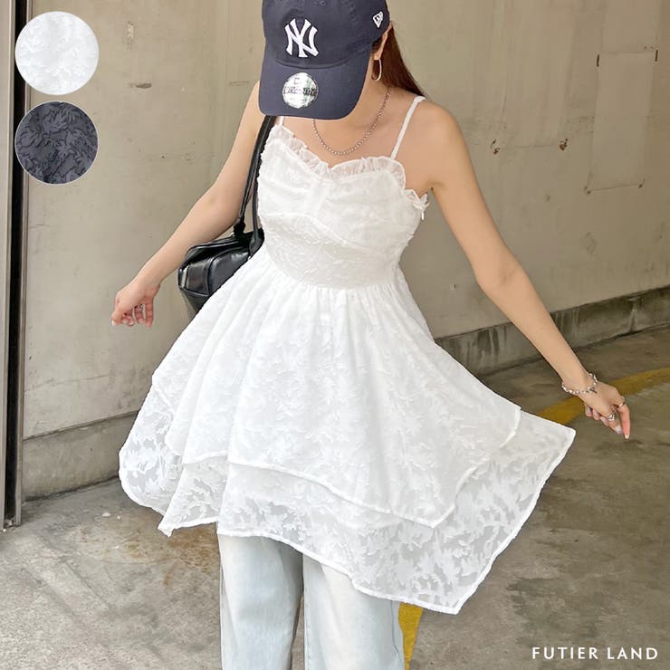 軽やかな動きを生み出す。ジャガードフラワーアシメ裾キャミ