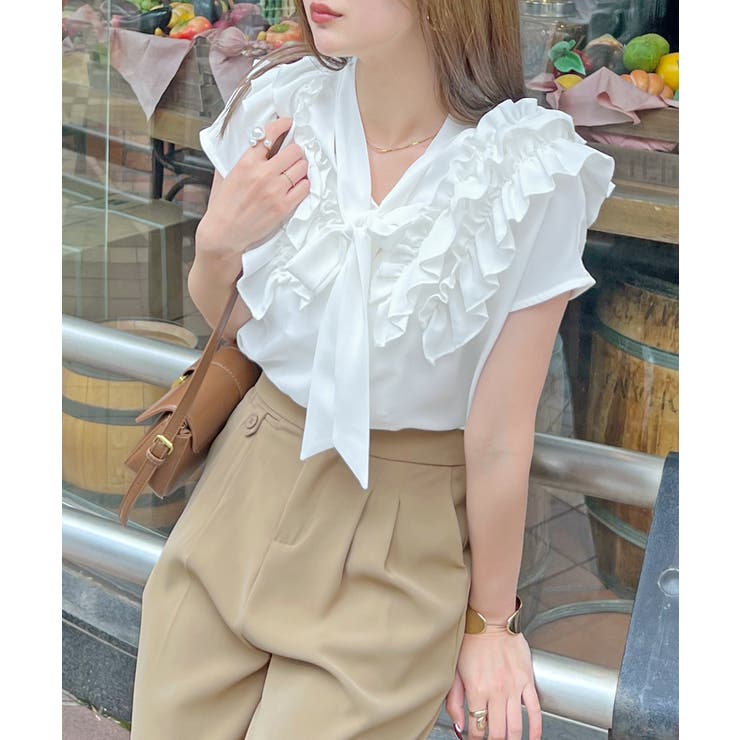 ホワイト | さらっと決まる相性◎フレンチスリーブショルダーフリルリボンブラウス | futier land