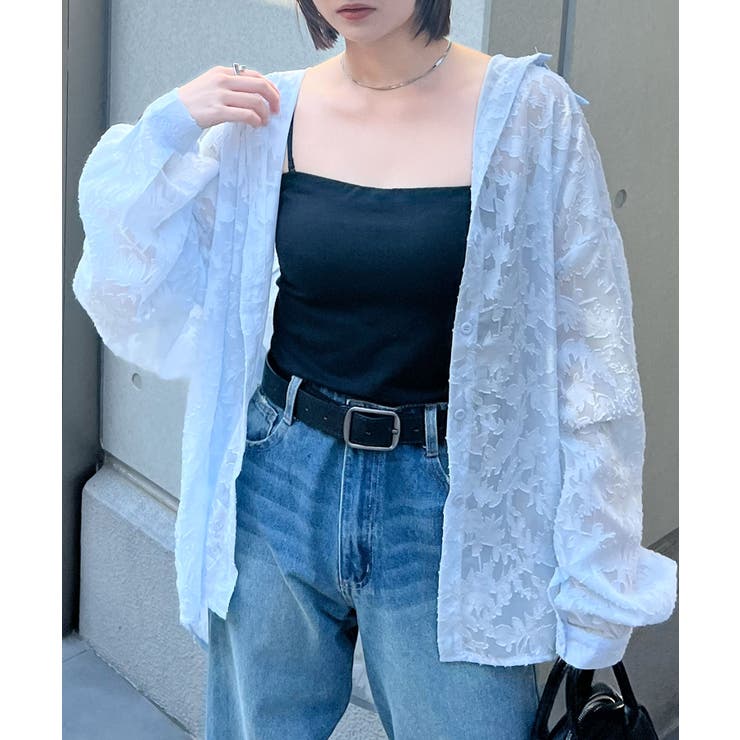 大人っぽく着こなす主役アイテム。ジャガードフラワーシアー