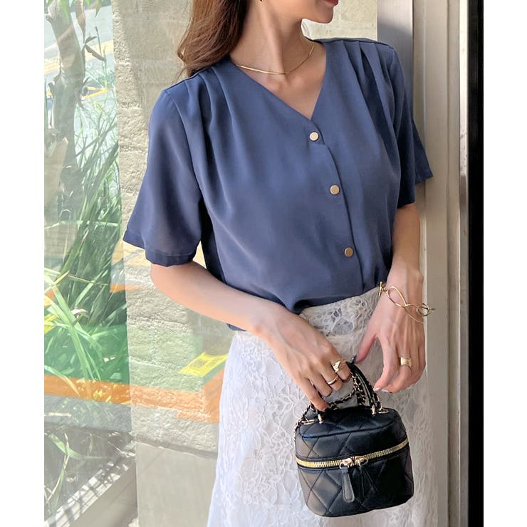 ブルーグレー | 金ボタンで上品見える。ショルダータックVネック半袖ブラウス | futier land