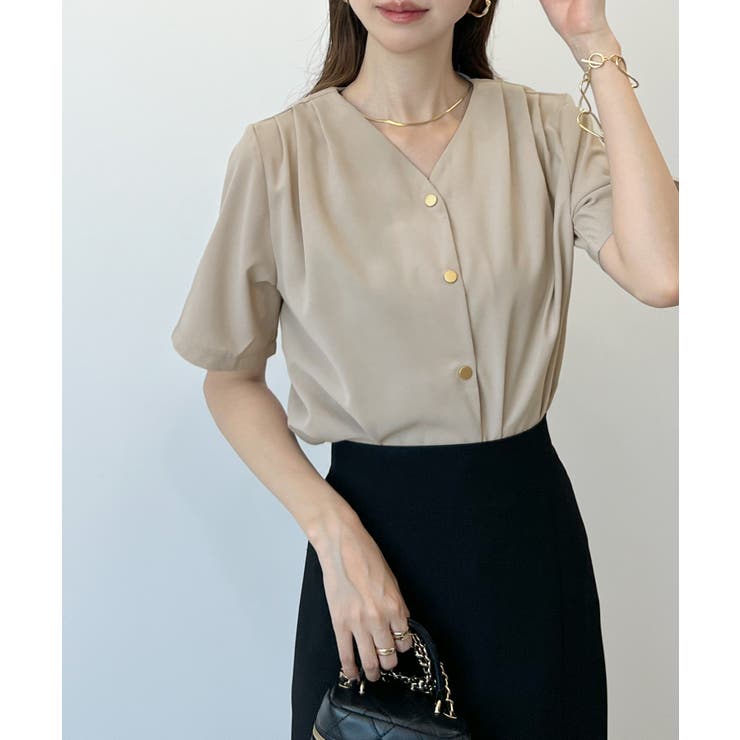 グレージュ | 金ボタンで上品見える。ショルダータックVネック半袖ブラウス | futier land