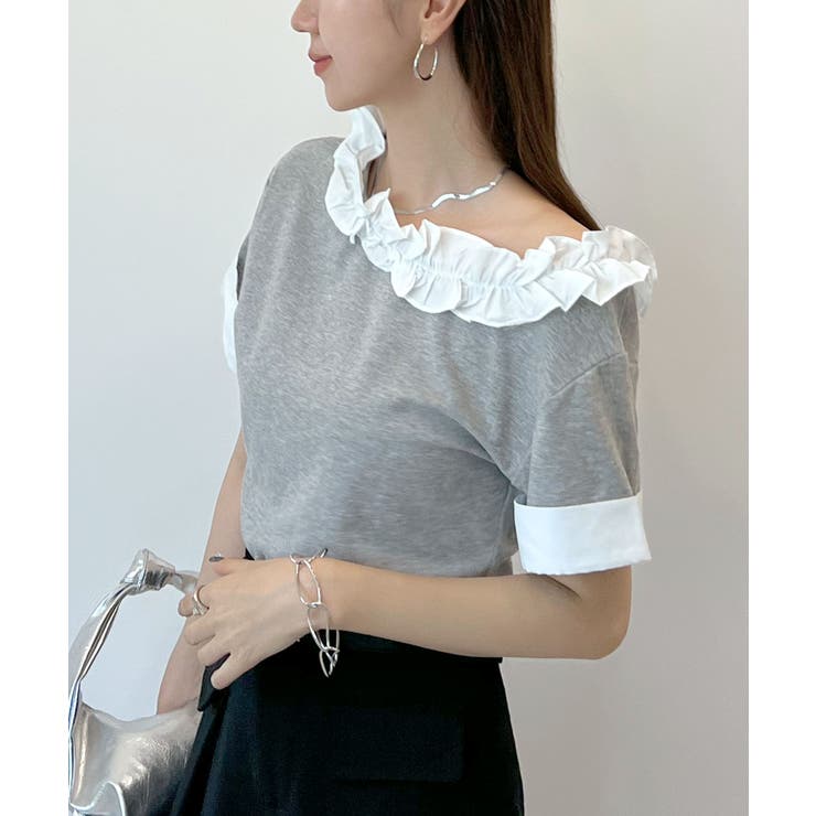 可憐なフリルで女性らしさを引き立てる。フリルオフショル風Tシャツ