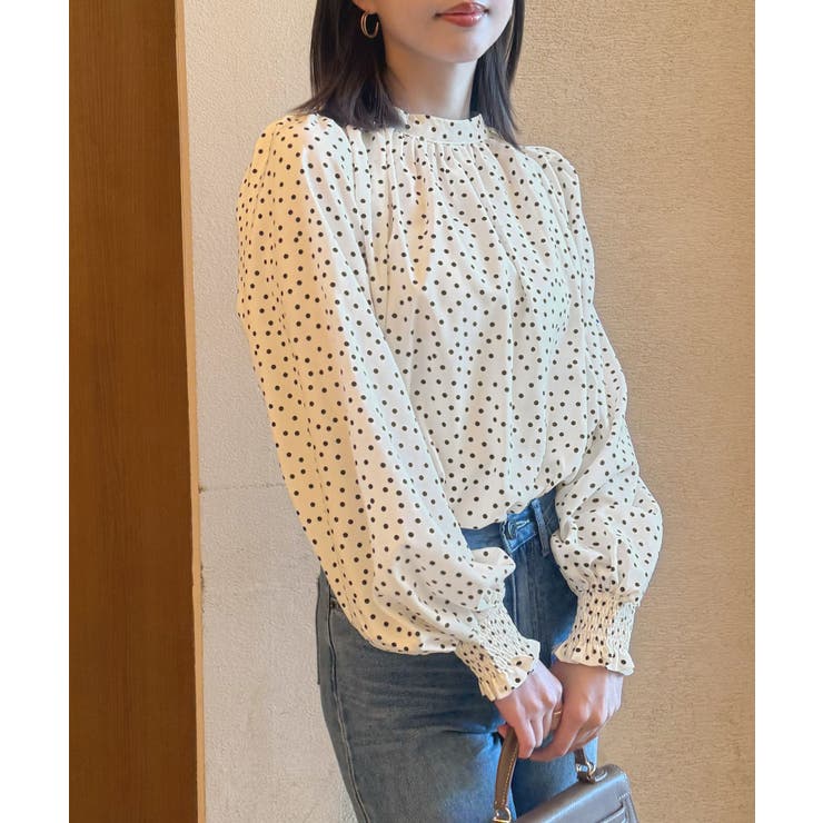 大人ブラウスの抜け感。ハイネックバルーンスリーブブラウス