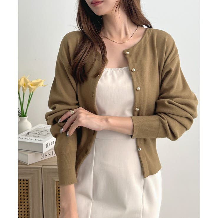 金ボタンが上品さが生まれる。ゴールドボタンラウンドネックニットカーディガン | futier land | 詳細画像16 