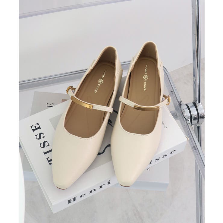 アイボリー | ひときわ輝く足元のワンポイント。メタルモチーフストラップパンプス | futier land