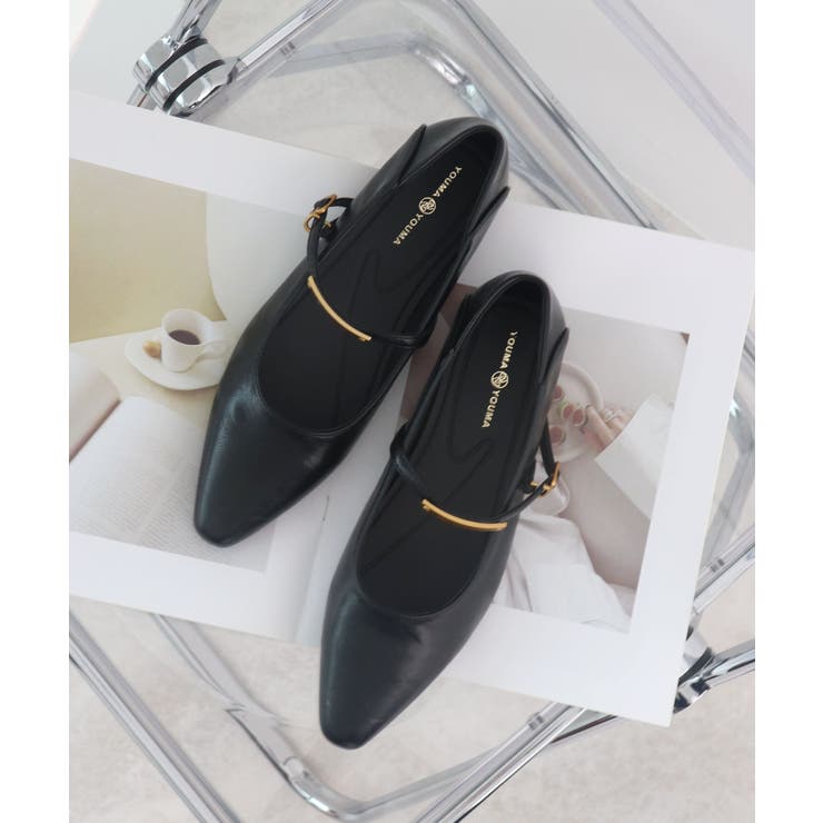 ブラック | ひときわ輝く足元のワンポイント。メタルモチーフストラップパンプス | futier land