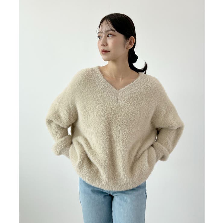 ベージュ | フワフワ抜け感あるVネック。モヘアタッチ裾リブシャギーニット | futier land