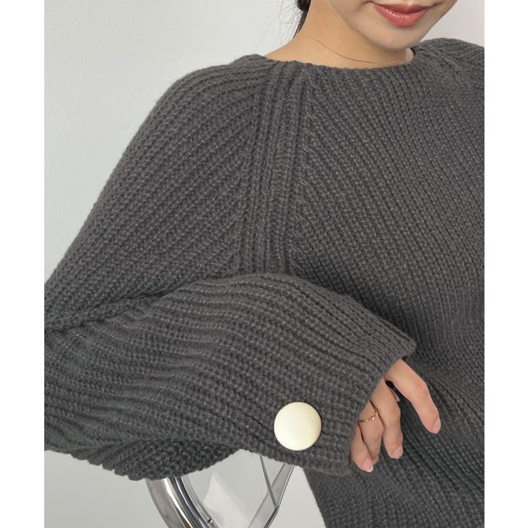 チャコールグレー | 上品溢れるアクセント。袖ボタンKNIT | futier land