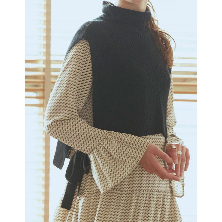 ブラック(001) | プラスオンするだけで即トレンドスタイルへ サイドリボンタートルネックニットベスト… | Re:EDIT