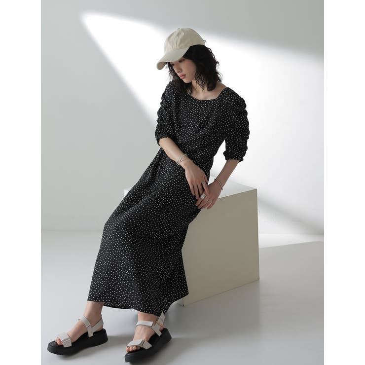 1枚でコーデが完成する美シルエットワンピース ドット柄ギャザースリーブワンピース | Re:EDIT | 詳細画像4 