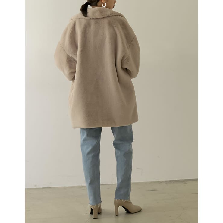 ふんわりしたフェイクファーがモードな印象に ステンカラーミドル