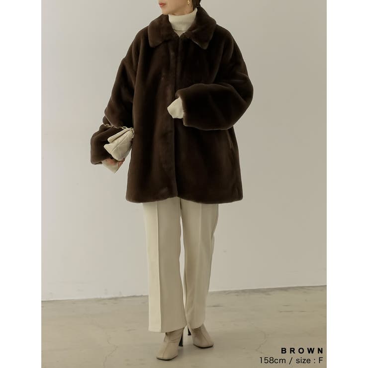 ふんわりしたフェイクファーがモードな印象に ステンカラーミドル