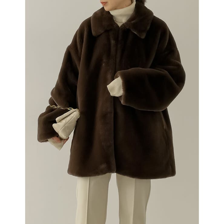 ふんわりしたフェイクファーがモードな印象に ステンカラーミドル