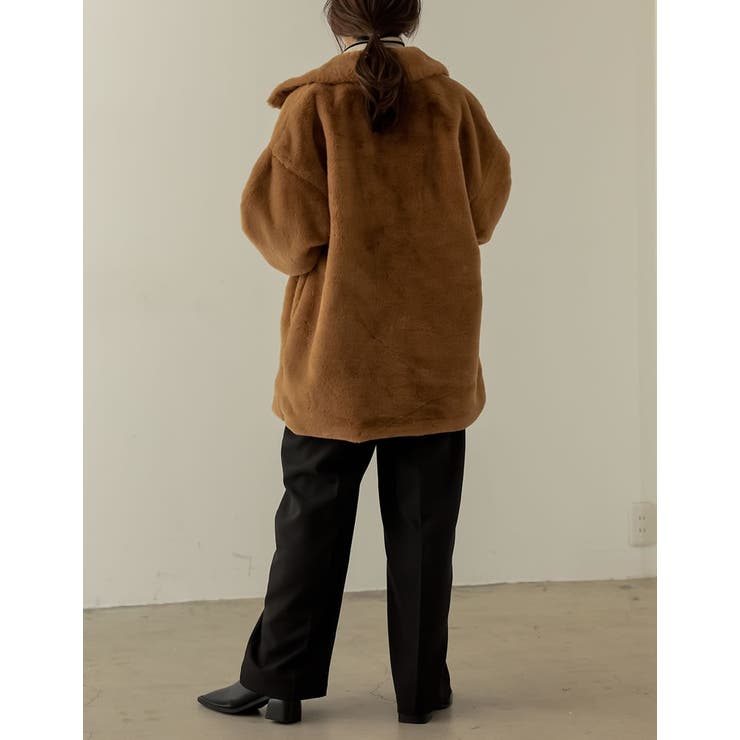 ふんわりしたフェイクファーがモードな印象に ステンカラーミドル