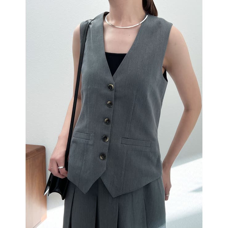 モードな雰囲気を演出するVネックベスト フロントボタンVネック