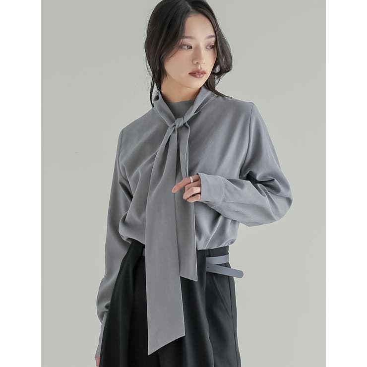 チャコールグレー(703) | ピーチスキンタイ付きハイネックブラウス | Re:EDIT