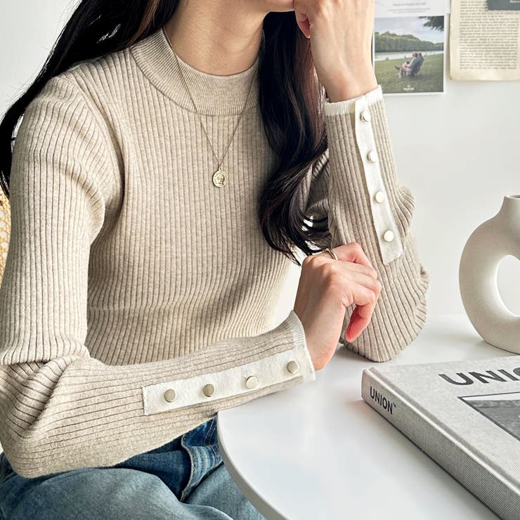 杢ベージュ | 袖口ボタン配色ハイネックリブニット | GeeRA