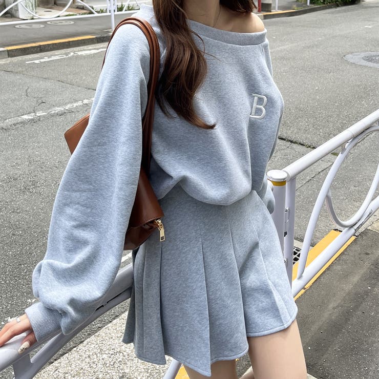 ロゴ刺しゅう裏起毛オフショルスウェット＋プリーツスカート
