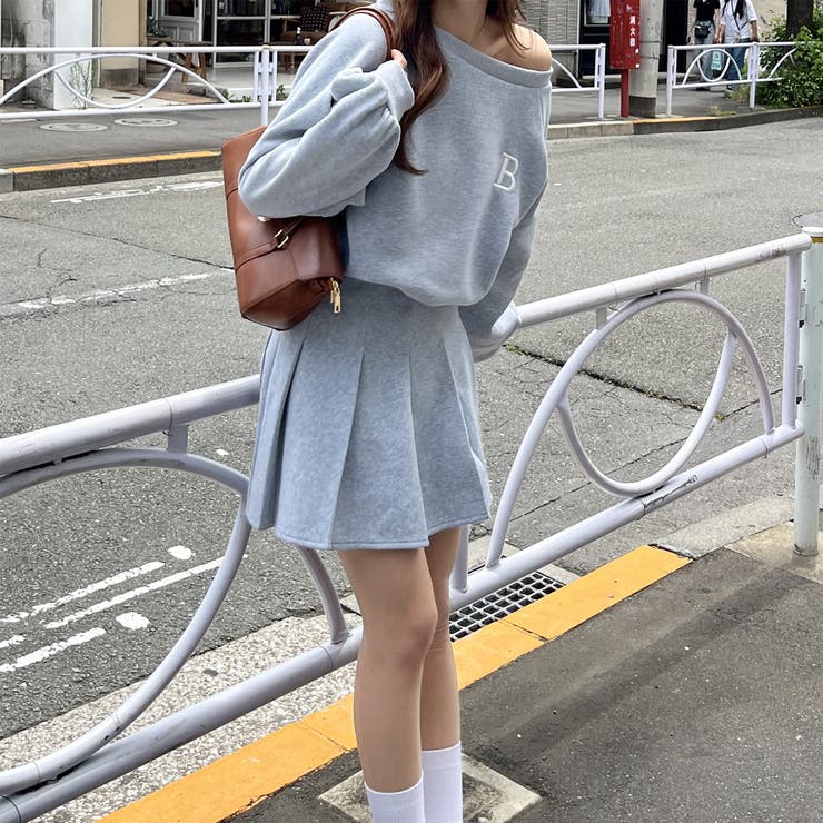ロゴ刺しゅう裏起毛オフショルスウェット＋プリーツスカート