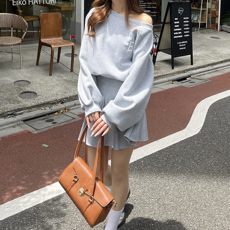ロゴ刺しゅう裏起毛オフショルスウェット＋プリーツスカート