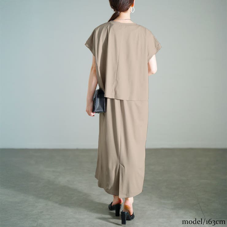 ショート丈Tシャツ＆Vネックジャンパースカートセット