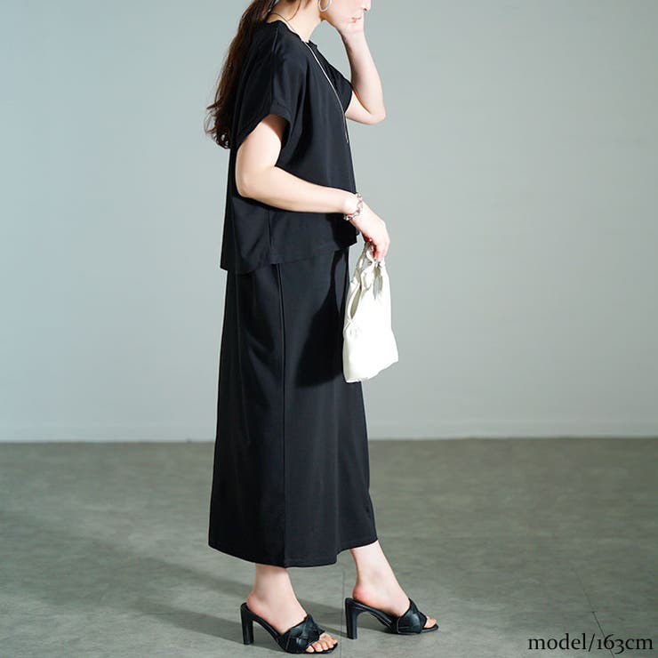 ショート丈Tシャツ＆Vネックジャンパースカートセット