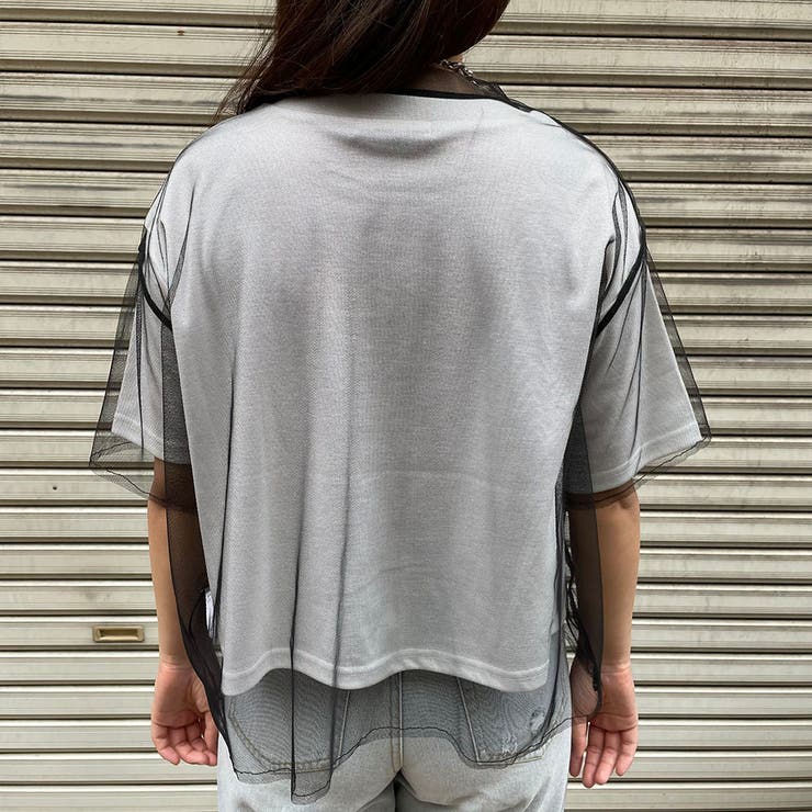 シンプルなTシャツにチュールを重ねたコンビネーションTシャツ