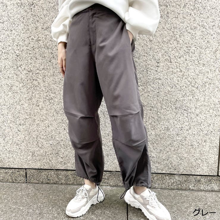 グレー