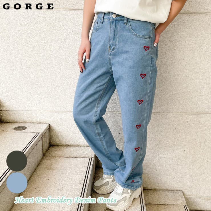 刺繍とボタンが特徴のジーンズ