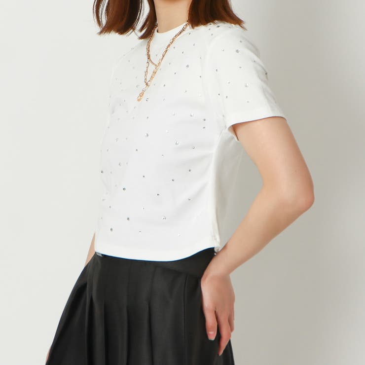 白いシャツやTシャツにも合います。たっぷりなラインでストーン