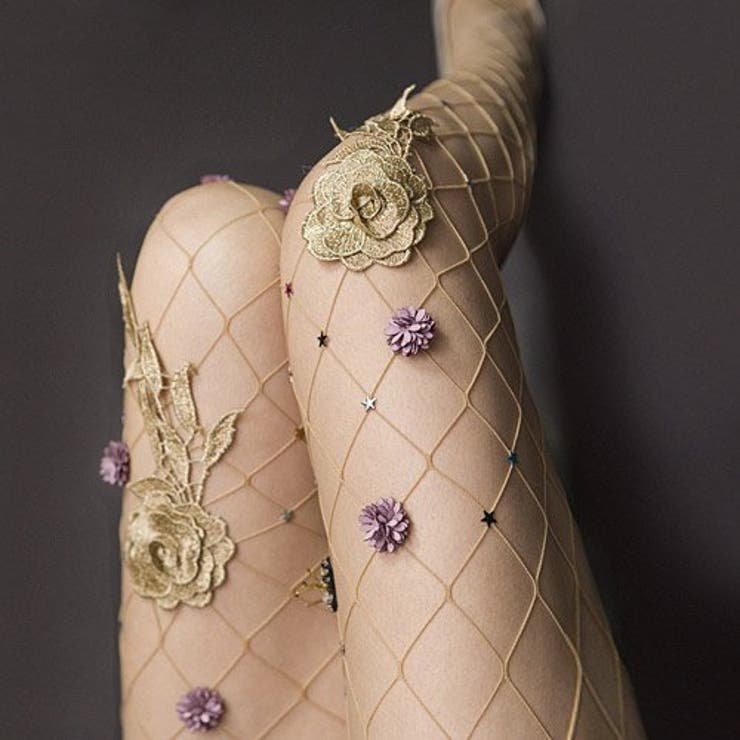 立体的な花々にミツバチが集まるロマンティックなストッキング(STOCKING) | GRAXIA | 詳細画像6 