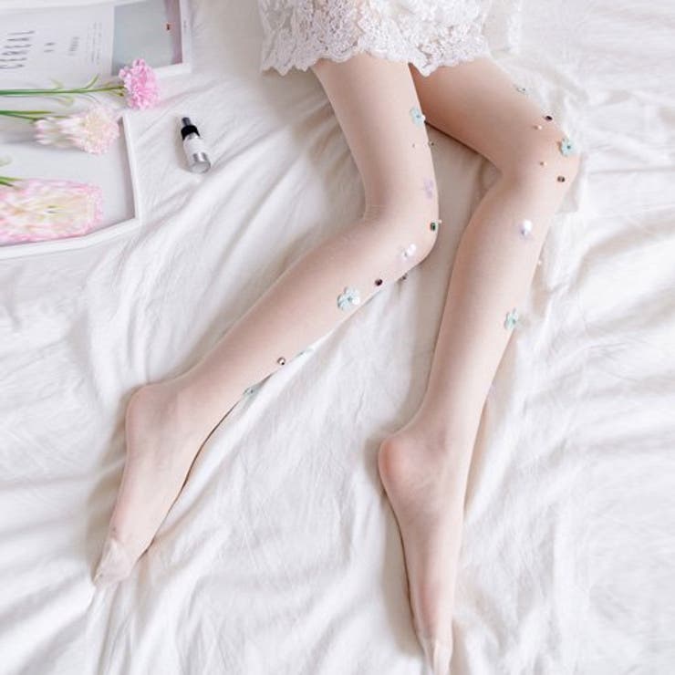 立体的な小花やビジューを飾りガーリーな可愛さを演出したストッキング(STOCKI… | GRAXIA | 詳細画像15 