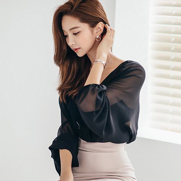 ベルスリーブ風の袖が特徴的な大人の色っぽさを魅せるトップス(TOPS) | GRAXIA | 詳細画像5 