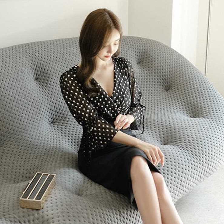 大胆な胸元カットでデコルテ魅せを作り出すドット風ブラウスから透ける肌が官能的でお… | GRAXIA | 詳細画像9 