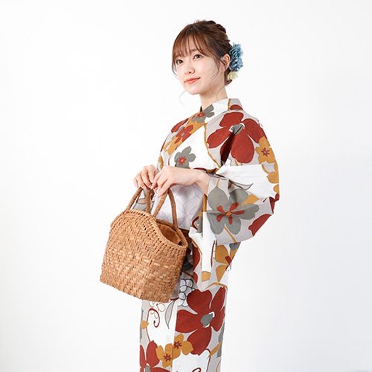 全体的に丸みのある花とつたが女性らしいデザインの浴衣3点