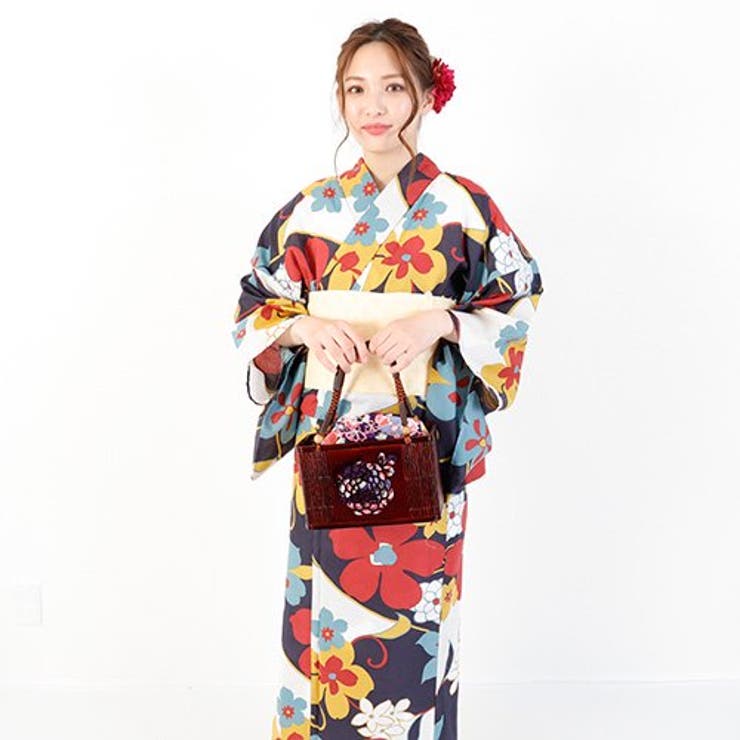 全体的に丸みのある花とつたが女性らしいデザインの浴衣3点
