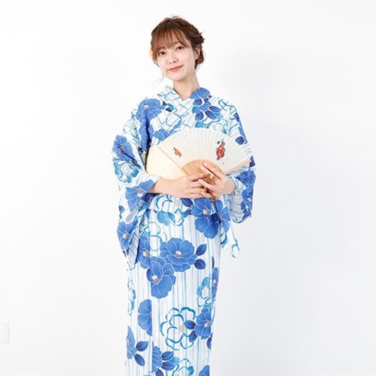 青い花柄がパッと華やかさと存在感を演出してくれる浴衣3点