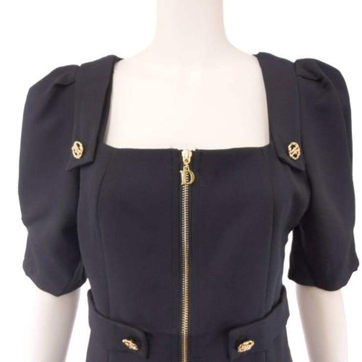 程よく開いたスクエアネックで鎖骨を強調するフロントジップ