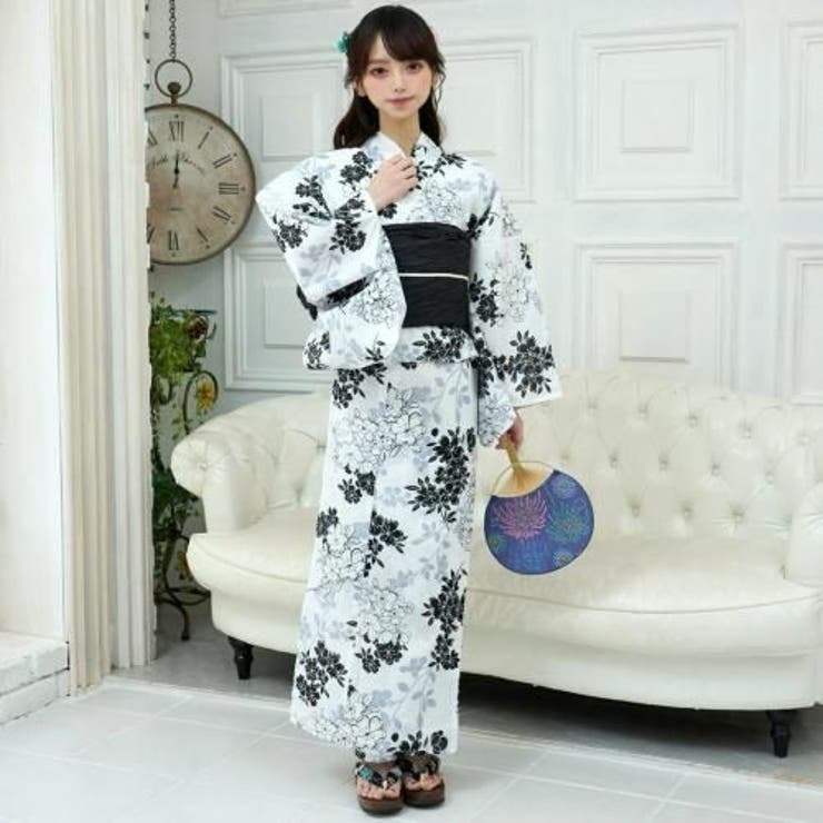 白地に黒の梅の花が優雅に配置されたモノクローム浴衣3点セット