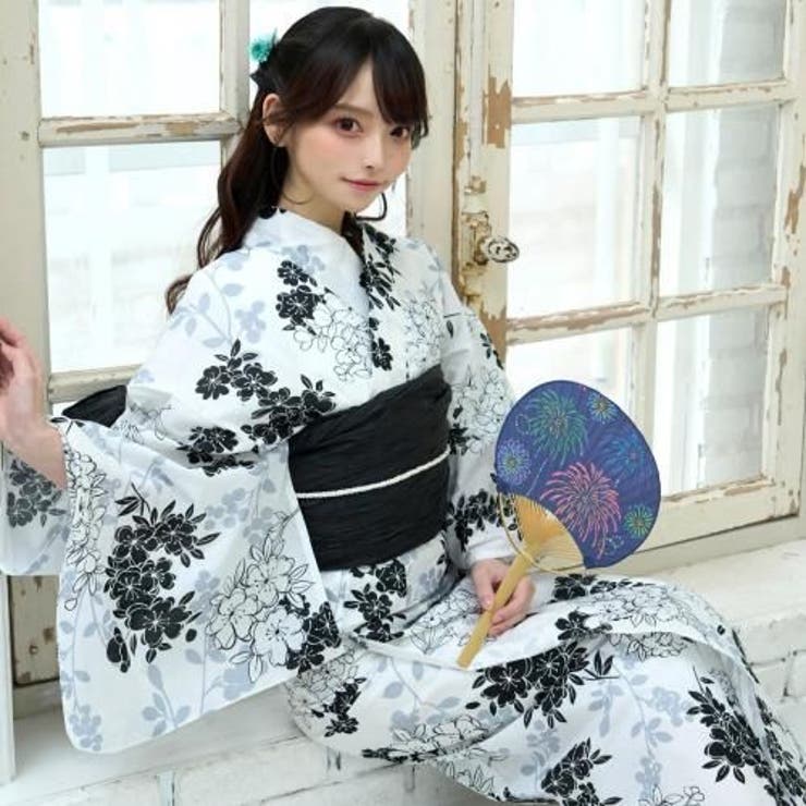 白地に黒の梅の花が優雅に配置されたモノクローム浴衣3点セット