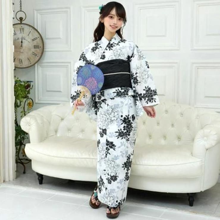 白地に黒の梅の花が優雅に配置されたモノクローム浴衣3点セット(YUKATA